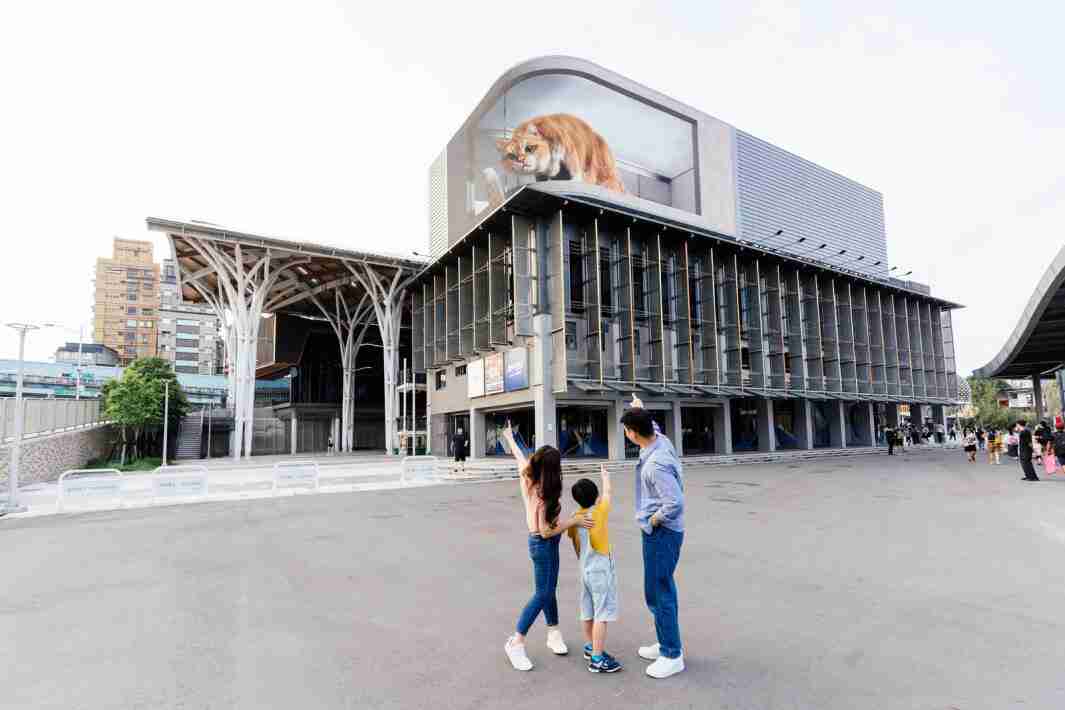 人生就是博打造全台最大户外裸视3D LED弧形萤幕，，将超立体的软萌胖橘猫动画活跃于顶楼外墙