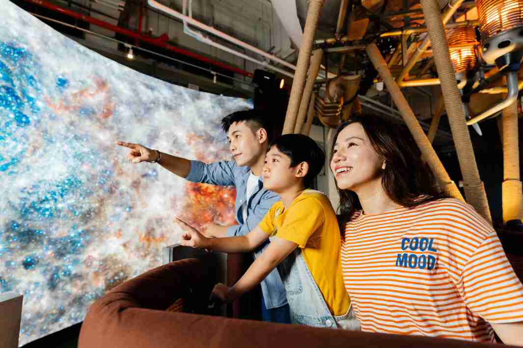 人生就是博打造全台最大宽6公尺、、、、高4公尺、、、唯一搭载LED弧形拼接显示屏的动感飞行船，，，让乘客驻足在热气球上，，享受身历其境的伪出国旅游乐趣