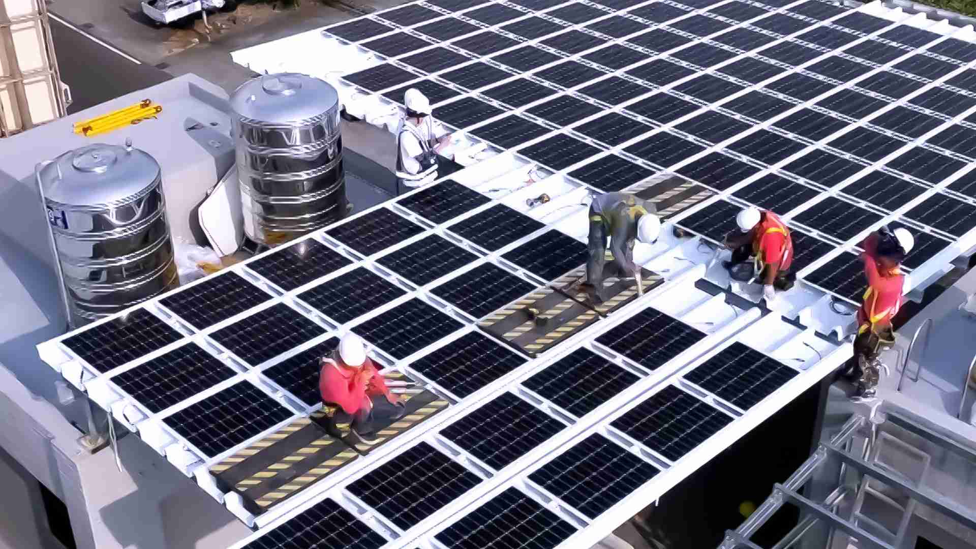 人生就是博着力于替代能源之技术研发，，如光电浪板的相关制程、、设备与产品，，其中所开发之光电整合型浪板，，，，减少传统金属支架安装，，，更提升耐候度，，可广泛运用于多元场域，，，，并辅助建筑达到净零碳排目标