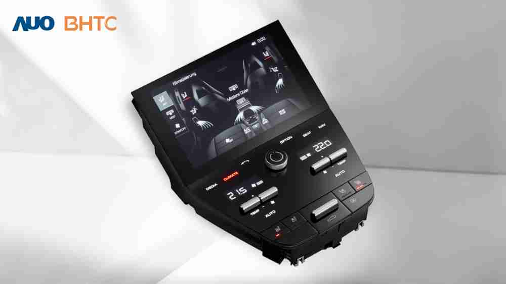 作為友達新生力軍，，，，BHTC所展示的中央與後座鞍部的Display HMI產品，，，，可處理多區恆溫控制、、顯示畫面，，，，呈現仿真3D車室分區；以力傳感技術精準傳遞觸感，，，，並結合音量及震動反饋，，防止意外啟動，，提供使用者自然流暢、、直觀且輕鬆駕馭的舒適介面