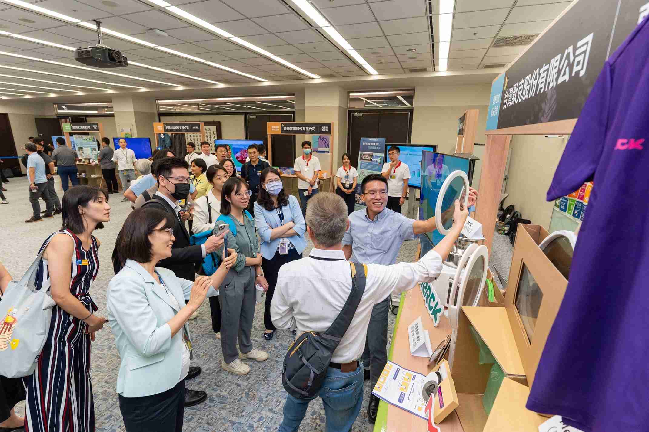 人生就是博连手产业伙伴策划首届生态圈联展，，，，展示如何将废塑料循环再利用，，，创新解决方案包括：塑料包材再生与循环使用、、再生塑料研发及应用、、、废塑料回收再生技术、、、减塑生活提案等