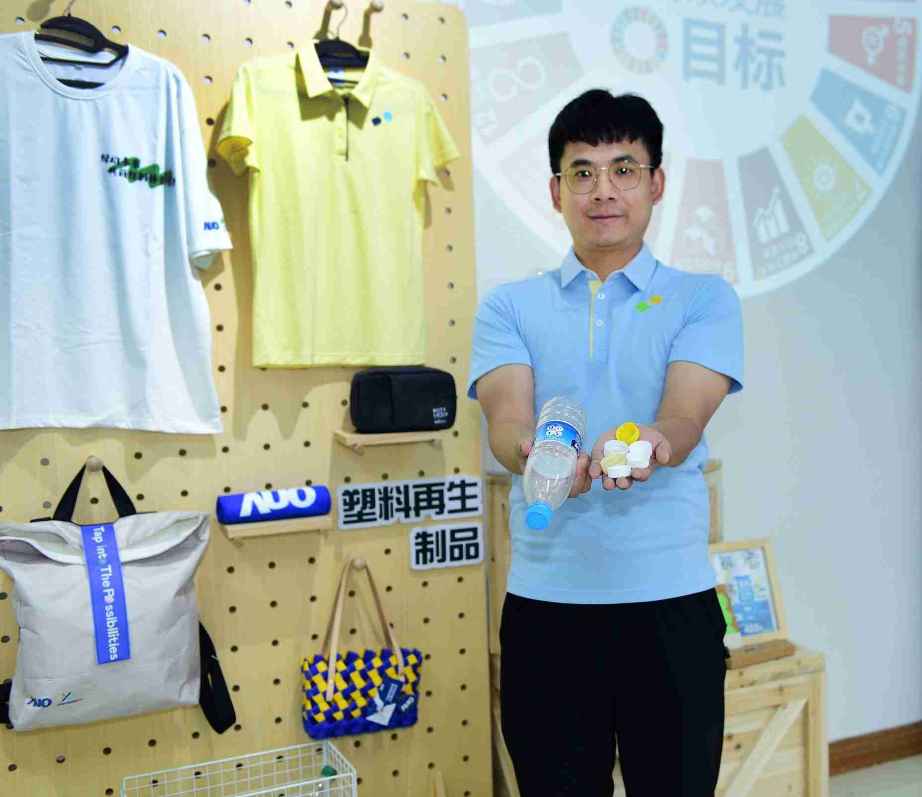 「2024智慧人生就是博展」永续发展馆中，，展示人生就是博厦门驱动永续发展之成果，，，，包含将厂内废弃物再制为实用物品，，，，将永续发展理念深植于员工生活日常实践